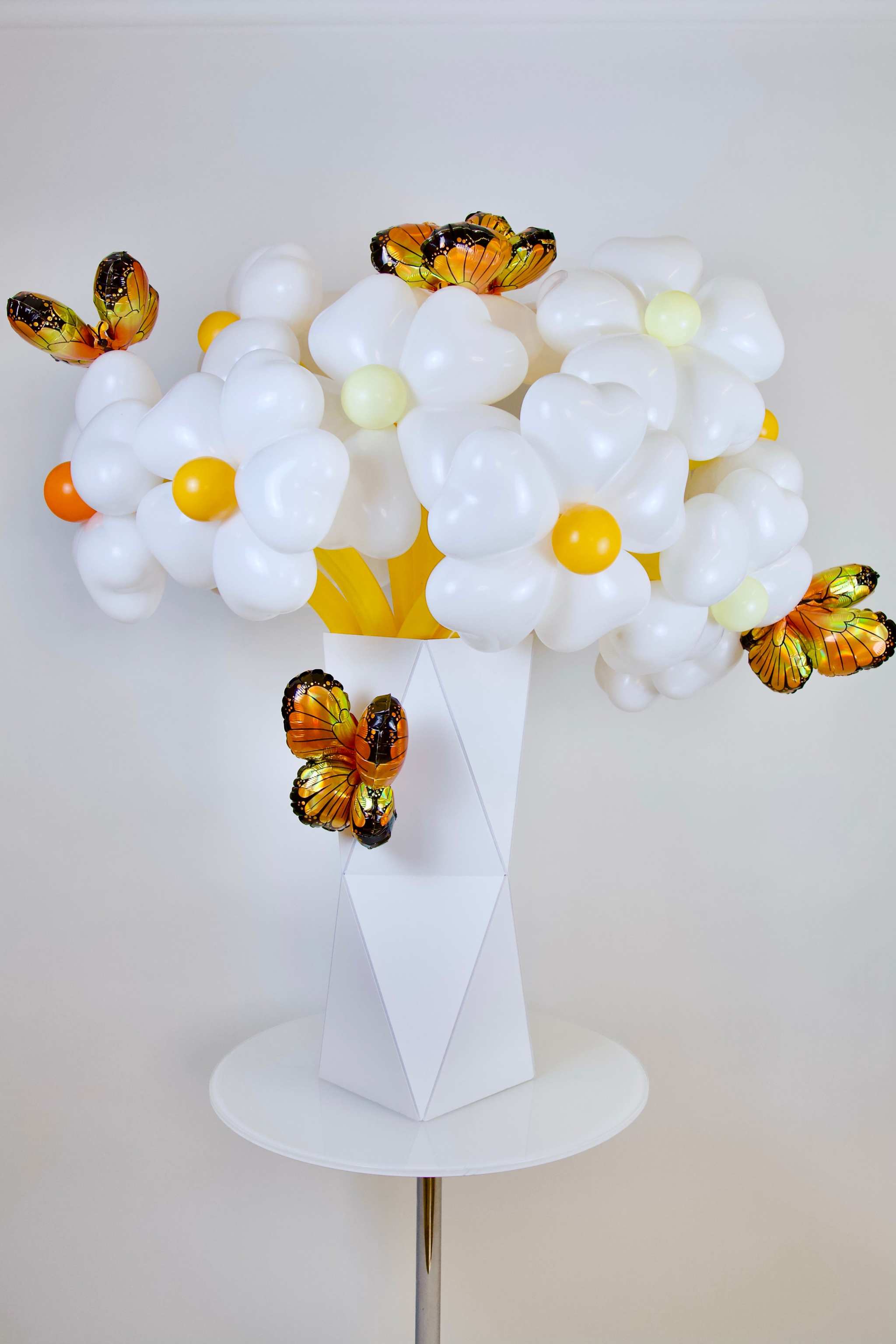 White daisy balloon flower arrangement with butterflies for Toronto balloon delivery